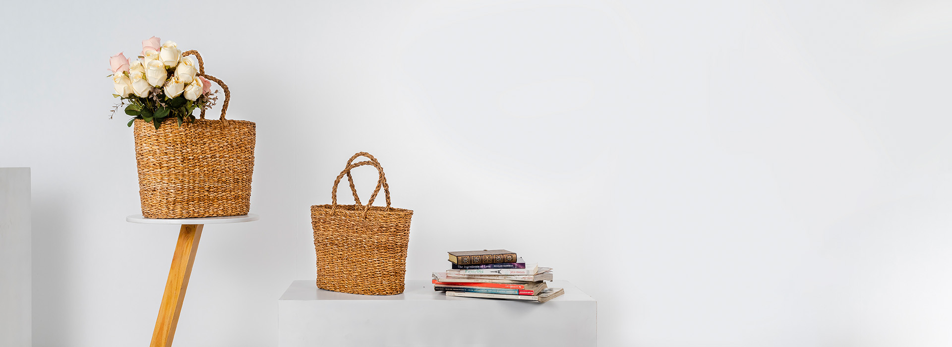 Natural seagrass shopping bag with handles, ideal for eco-friendly shopping and daily use.