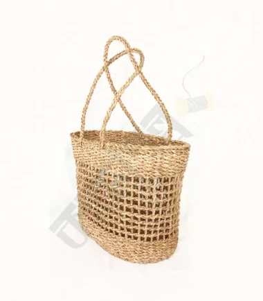 Natural seagrass shopping bag with handles, ideal for eco-friendly shopping and daily use.